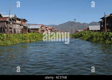 Lac Inle, Myanmar, le 15 décembre 2014 : La tribu de Inthar, qui peuple la région, construite sur l'eau ses maisons sur pilotis et vit sur generativ Banque D'Images