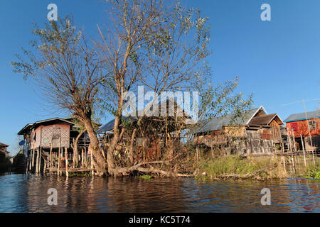 Lac Inle, Myanmar, le 15 décembre 2014 : La tribu de Inthar, qui peuple la région, construite sur l'eau ses maisons sur pilotis et vit sur generativ Banque D'Images