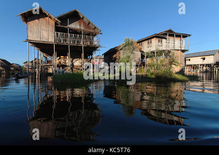 Lac Inle, Myanmar, le 15 décembre 2014 : La tribu de Inthar, qui peuple la région, construite sur l'eau ses maisons sur pilotis et vit sur generativ Banque D'Images