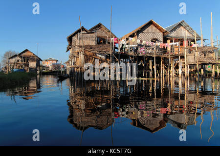 Lac Inle, Myanmar, le 15 décembre 2014 : La tribu de Inthar, qui peuple la région, construite sur l'eau ses maisons sur pilotis et vit sur generativ Banque D'Images