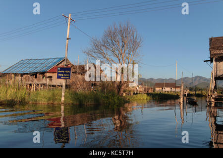 Lac Inle, Myanmar, le 15 décembre 2014 : La tribu de Inthar, qui peuple la région, construite sur l'eau ses maisons sur pilotis et vit sur generativ Banque D'Images