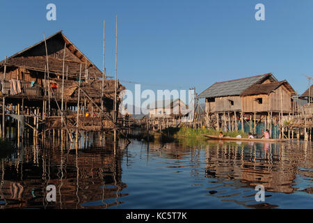 Lac Inle, Myanmar, le 15 décembre 2014 : La tribu de Inthar, qui peuple la région, construite sur l'eau ses maisons sur pilotis et vit sur generativ Banque D'Images