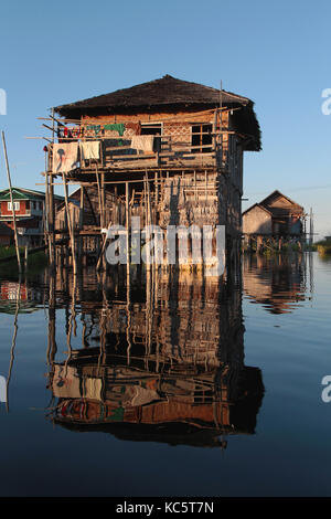 Lac Inle, Myanmar, le 15 décembre 2014 : La tribu de Inthar, qui peuple la région, construite sur l'eau ses maisons sur pilotis et vit sur generativ Banque D'Images