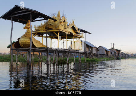 Lac Inle, Myanmar, le 15 décembre 2014 : La tribu de Inthar, qui peuple la région, construite sur l'eau ses maisons sur pilotis et vit sur generativ Banque D'Images