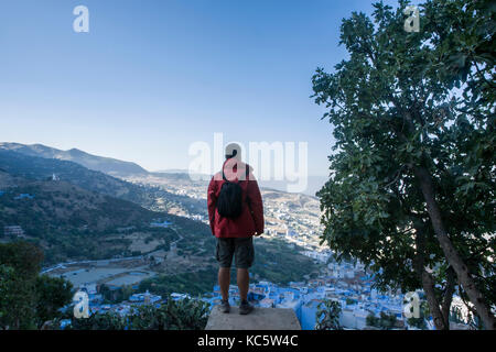 L'observation d'une vue panoramique de ville bleue de Chefchaouen de mur fortifié porte, Maroc Banque D'Images