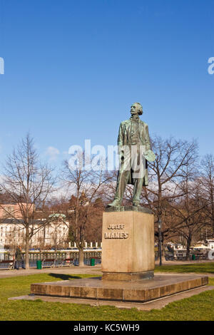 Prague, République tchèque - Le 22 février 2016 : monument pour célèbre peintre tchèque Josef Mánes. Il a fait des peintures de la période de douze mois en face du pragu Banque D'Images