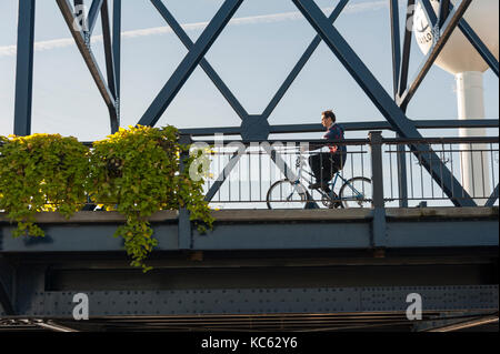 Silhouette de personne sur les ponts Banque D'Images
