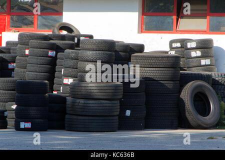 Pneus pour vendre à un magasin de pneus - des piles de pneus neuf Banque D'Images
