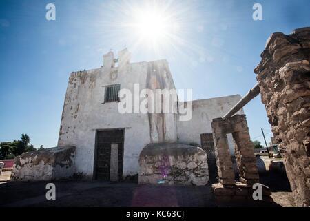 Janos, chihuahua mexique. janos est un village de l'État mexicain de Chihuahua, située dans l'extrême nord-ouest du territoire, près de la frontière avec les États-Unis et l'État de Sonora, est chef de Janos municipalité. janos es un pueblo del estado mexicano de Chihuahua, localizado en el extremo noroeste del territorio, cercano a la frontera con Estados Unidos y con el estado de Sonora, es cabecera del municipio de Janos. situé à l'extrémité nord de la Nueva Vizcaya sur la frontière avec le Nouveau-Mexique et dans le désert et les tribus indigènes de la région hostile janos prendre longtemps à être explorées. Banque D'Images