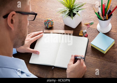 Portrait d'une personne écrit remarque en blanc sur un bureau en bois Banque D'Images