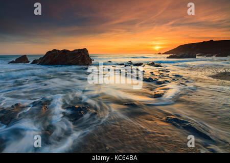 Coucher de soleil capturé de Dollar Cove à Gunwalloe en Cornouailles. Banque D'Images