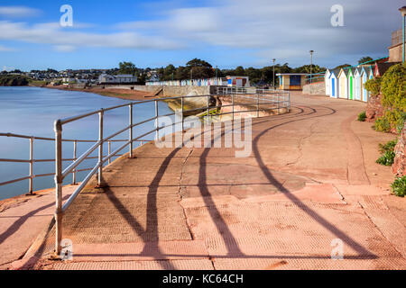 Cabines de plage de goodrington à sur la riviera anglaise Banque D'Images