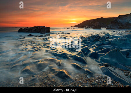 Coucher de soleil capturé de Dollar Cove à Gunwalloe en Cornouailles. Banque D'Images