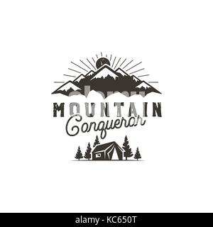 Voyager, une insigne. scout camp emblème. vintage hand drawn design monochrome. mountain conquérant stock quote. vector illustration, insignes, rustique patch. isolé sur fond blanc Illustration de Vecteur