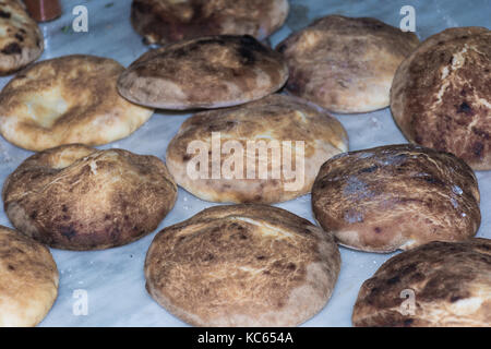 Pain frais dans le four à bois tradition sicilienne typique.. Du pain frais traditionnel en Sicile. Banque D'Images