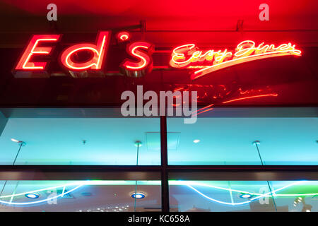 L'extérieur des enseignes au néon pour Ed's Easy Diner, Birmingham UK Banque D'Images