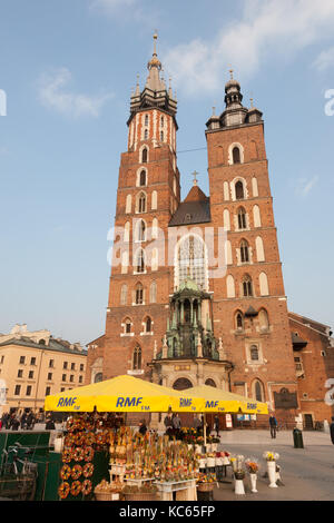 Église Sainte-marie célèbre monument à Cracovie, Pologne, avec blocage de fleurs Banque D'Images