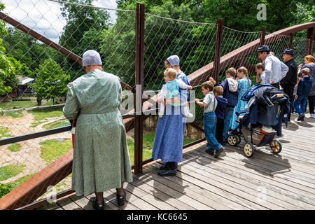 Washington DC,National Zoo,Mennonite,famille parents parents enfants enfants,traditionnel robe,père,mère,enfants,DC170525068 Banque D'Images