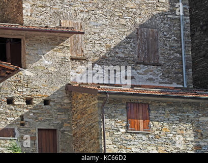 Construit en pierre maisons perchées sur la colline, dans le village de montagne de Pruno à distance sous le Monte Forata des Alpes Apuanes en Toscane, Italie Banque D'Images