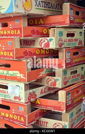 Marché des fruits frais et emballage caisses empilées dans un schéma de répétition régulière et très coloré boîtes empilées. Banque D'Images