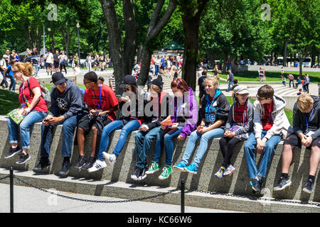 Washington DC, National Mall, Black boy boys, male kid enfants enfants enfants jeunes, filles, femme adolescent adolescents adolescents assis, mur, repos Banque D'Images