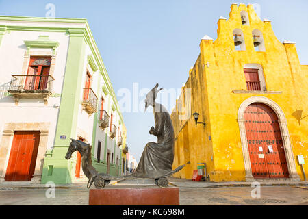 Le 19 avril, 204 Campeche, Mexique : leonora carrington statues exposées dans les rues du site du patrimoine mondial de l'Unesco ville coloniale Banque D'Images