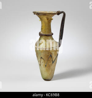 Verseuse en verre, la fin de l'Impériale, 4e siècle après J.-C., Roman, le verre soufflé, et traînés ; Total : 5 3/4''. (14.6cm), verre, translucide Banque D'Images