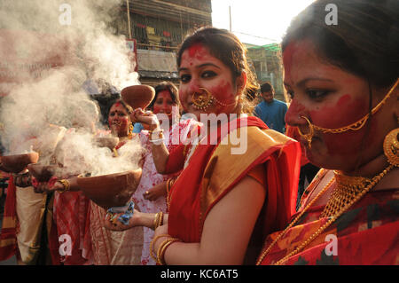 Les femmes indiennes performing dance avec dhunachi au cours de la procession d'immersion de la Déesse Durga idol Banque D'Images