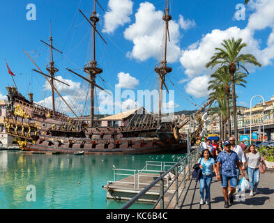 L'watefront dans le Vieux Port avec le galion Neptune pour la gauche, Gênes, Italie Banque D'Images