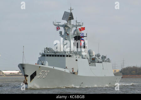 Deux frégates de type Chinois 054UN, (577) et de Huanggang Yangzhou (578), arrivent sur la Tamise à Londres au début d'une visite du port de bonne volonté Banque D'Images