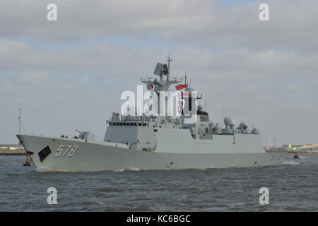 Deux frégates de type Chinois 054UN, (577) et de Huanggang Yangzhou (578), arrivent sur la Tamise à Londres au début d'une visite du port de bonne volonté Banque D'Images