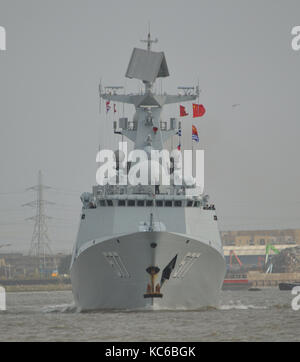 Deux frégates de type Chinois 054UN, (577) et de Huanggang Yangzhou (578), arrivent sur la Tamise à Londres au début d'une visite du port de bonne volonté Banque D'Images