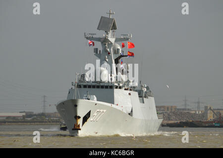 Deux frégates de type Chinois 054UN, (577) et de Huanggang Yangzhou (578), arrivent sur la Tamise à Londres au début d'une visite du port de bonne volonté Banque D'Images