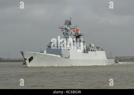 Deux frégates de type Chinois 054UN, (577) et de Huanggang Yangzhou (578), arrivent sur la Tamise à Londres au début d'une visite du port de bonne volonté Banque D'Images