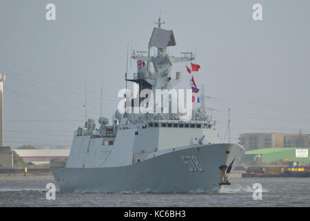 Deux frégates de type Chinois 054UN, (577) et de Huanggang Yangzhou (578), arrivent sur la Tamise à Londres au début d'une visite du port de bonne volonté Banque D'Images