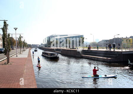 La gare ferroviaire principale de Brandnew Delft, Delft, Hollande méridionale, Pays-Bas. Les gens et kayakinhg sur nautique Banque D'Images