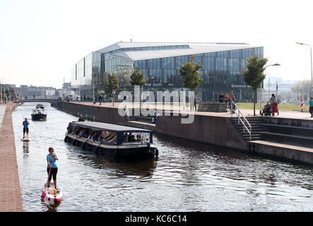 La gare ferroviaire principale de Brandnew Delft, Delft, Hollande méridionale, Pays-Bas. Les gens et kayakinhg sur nautique Banque D'Images