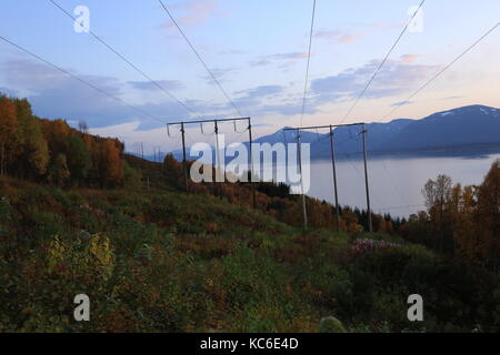 Les lignes d'énergie électrique en Atumn Forrest , Basckground la mer et la montagne Banque D'Images
