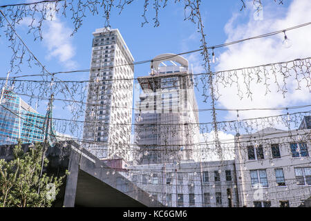 Jusqu'à l'intermédiaire de fairy lights et éclairage extérieur à des gratte-ciel, les immeubles de bureaux et d'appartements dans des affaires d'Auckland, britomart, Nouvelle-Zélande, nz Banque D'Images