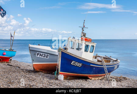 Vues Devon : petits bateaux de pêche échoué sur la plage de galets à la côte de la bière, un village de l'est du Devon sur la côte sud de l'Angleterre, Royaume-Uni Banque D'Images