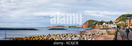 Plage de galets, mer et vue sur les falaises, Greenbottom, une ville côtière et station balnéaire populaire sur la côte de la Manche, Devon, Angleterre du Sud-Ouest Banque D'Images