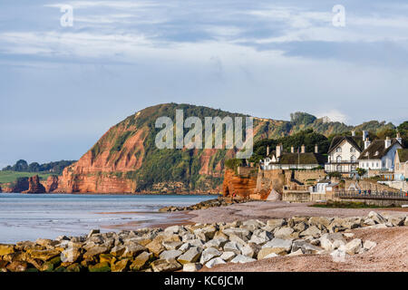 Plage de galets, mer et vue sur les falaises, Greenbottom, une ville côtière et station balnéaire populaire sur la côte de la Manche, Devon, Angleterre du Sud-Ouest Banque D'Images