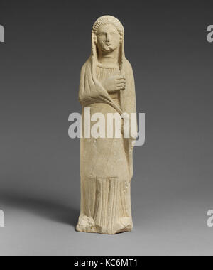 Statuette de calcaire d'une femelle votary hellénistique, romaine ou au début, chypriote, calcaire, Total : 17 x 4 1/2 x 3 1/2 in. (43,2 x Banque D'Images