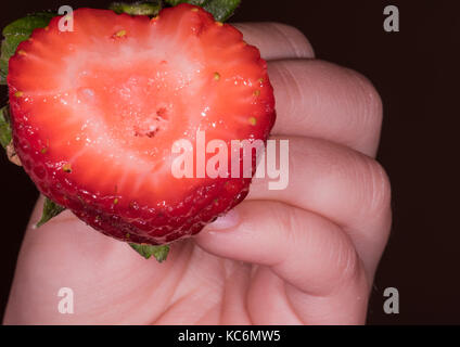 Une bouchée de delicious strawberry Banque D'Images