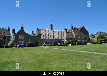 Terrasse vue de rangée de cottages et l'abbaye de Sherborne, boutique, Dorset, Angleterre Banque D'Images