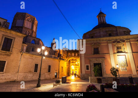 L'espagne, Valence, cathédrale de Valence et basilique notre dame de abandonné au crépuscule Banque D'Images