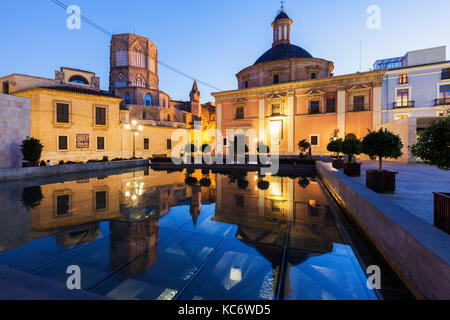 L'espagne, Valence, cathédrale de Valence et basilique notre dame de abandonné au crépuscule Banque D'Images