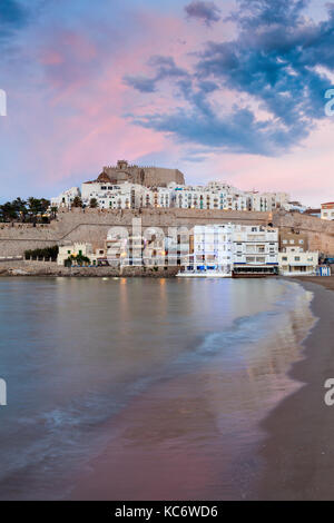 L'Espagne, Communauté valencienne, peniscola, ville au bord de l'eau au coucher du soleil Banque D'Images