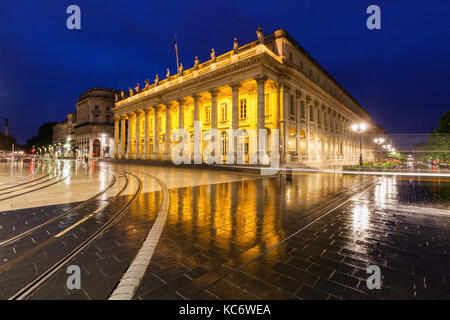 La France, Nouvelle-aquitaine, bordeaux, Grand Théâtre de Bordeaux dans la nuit dans la pluie Banque D'Images