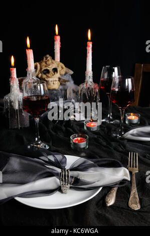 Serviette avec un clip sous la forme d'un squelette d'un pinceau comme un élément d'un décor de table des fêtes pour halloween Banque D'Images